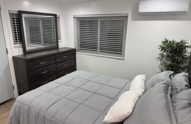 Charming newly remodeled room in Sylmar with WiFi, AC, private entrance.