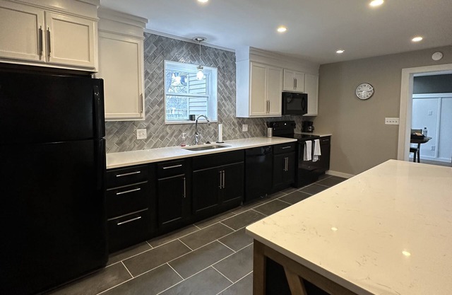 Charming newly renovated ranch 4 minutes from I-465 & US 31