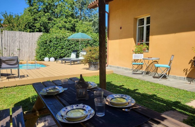Charmant cottage, récemment rénové, belle vue, propre piscine, à pied de bar / boutique. WIFI!