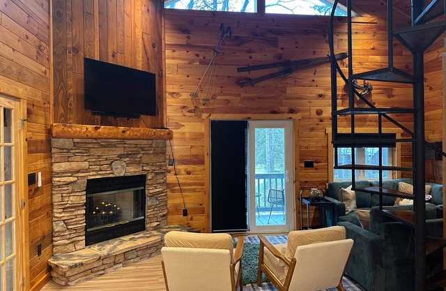 Charming, NEWLY Renovated, 3 Bedroom Cabin by the Creek, Minutes from 7 Springs