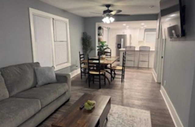 Charming Oasis 2-bedroom house with AC, WiFi in small town Taylorville