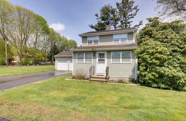 Charming Old Saybrook Home: Half-Mi to Sand & Sea!