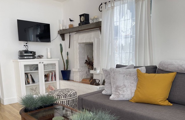 Charming One-Bedroom Guest Cottage w/ Parking