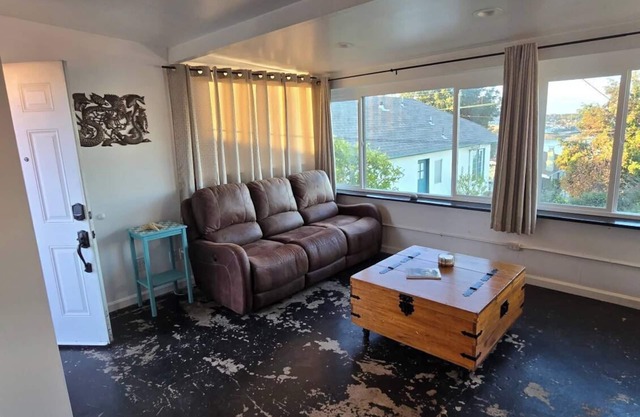 Charming One Bedroom Apartment with View of the Carquinez Straits