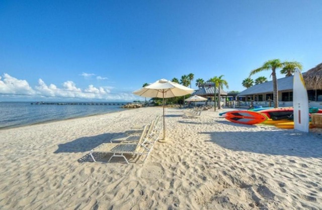 Charming one bedroom resort-style studio with pool and beach access