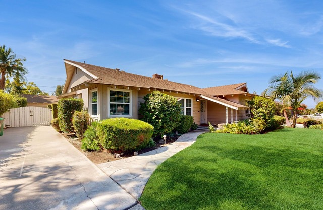 Charming Orange Circle home with patio, grill, & game room - near Disneyland