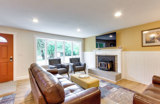 Charming Oregon Home w/ Private Pickleball Court!