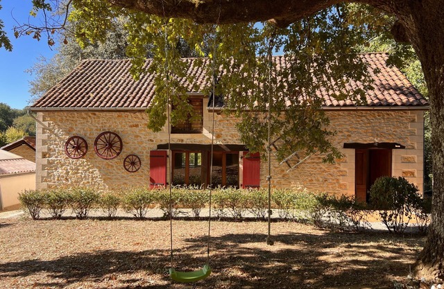Domaine de charme au calme avec piscine chauffée couverte à 10min de Lascaux.