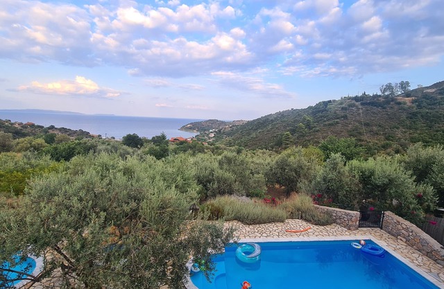Villa de charme du Péloponnèse nichée au milieu des oliviers. Vue sur mer.