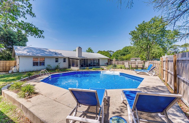 Charming Pensacola Home w/ screened Lanai & Grill!