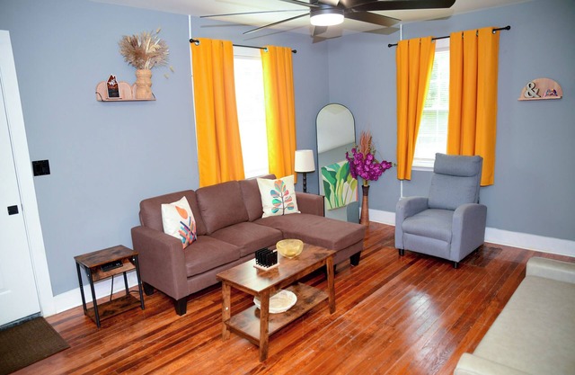 Charming per-diem friendly 2-bedroom townhome downtown Montgomery close to AFB