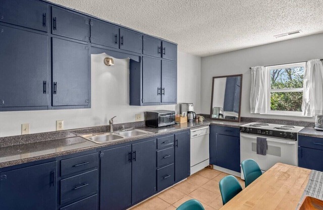 Charming Pet-Friendly Cottage Near U of A