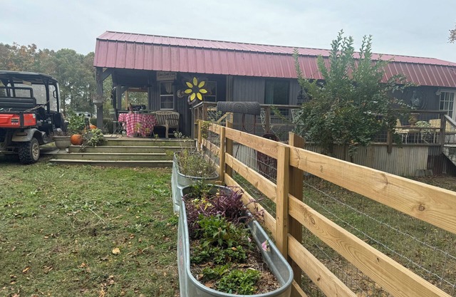Charming pet friendly 2-bedroom cabin in lovely Monroe with WiFi, AC