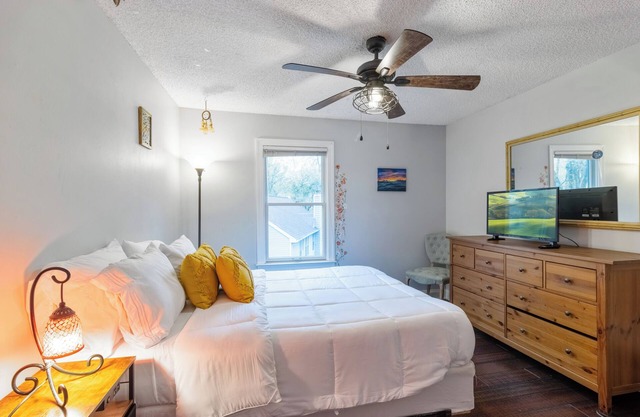 Cozy 3-Bedroom Pet-Friendly Beach Gateway, Near Bay, Downtown, Golf & Parks