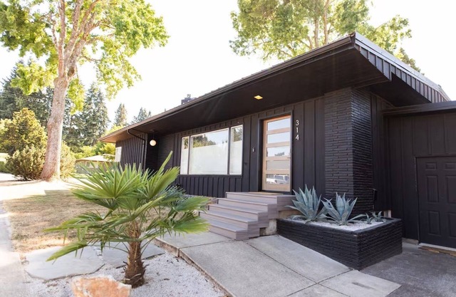 Charming PNW Modern Oasis – Great Location, Spacious 3-Bedroom Comfort