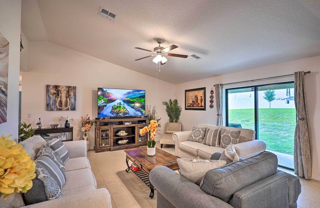 Charming Poinciana House w/ Patio: 30 Mi to Disney