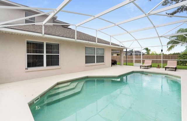 Charming Pool 4-bedroom house with Wi-Fi And AC