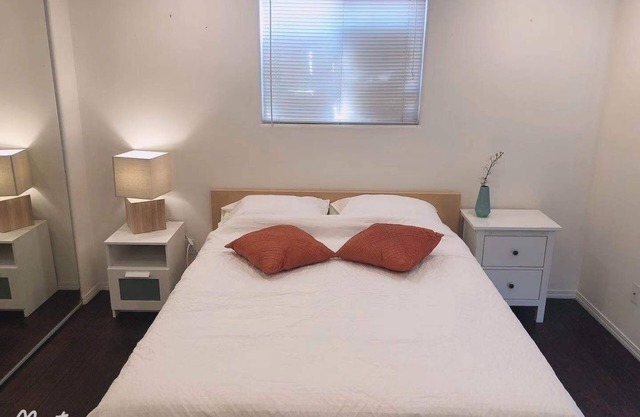 Charming private bedroom in amazing Alhambra with WiFi, AC