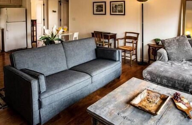 Charming Private Cozy Suite one bedroom with views