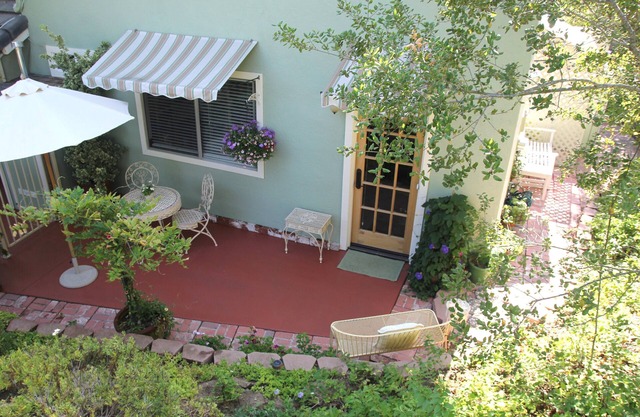 Cottage de charme, magnifique vue panoramique sur la montagne, piscine, 2. 7 Acres