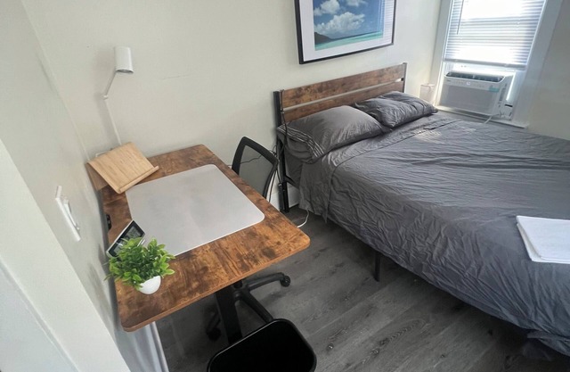 Charming private room, sharing bath in wonderful Troy with WiFi, AC
