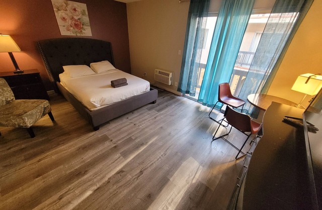 Charming Queen Bed Unit in Beverly Hills with AC + WiFi