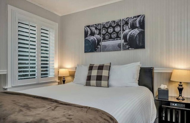 Charming Queen Room near Downtown Calistoga. Breakfast Vouchers for nearby Cafe!