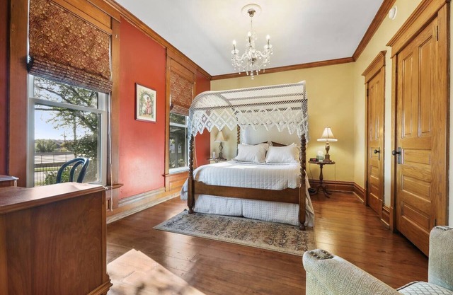 Charming Queen Suite, two person jet tub, downtown