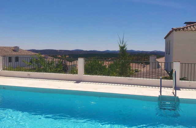 charmante maison rustique dans le développement avec piscine. Parfait pour les familles