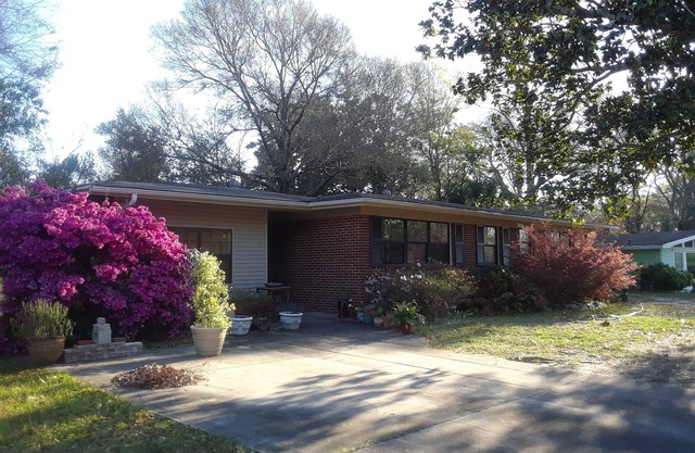 Charmante maison de style ranch avec un patio privé dans un quartier calme.