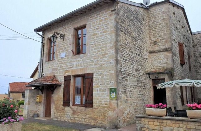 Gîte familial avec cour et terrain clos au cœur de Ferrière-et-Lafolie, proche Mairie et autoroute A5.