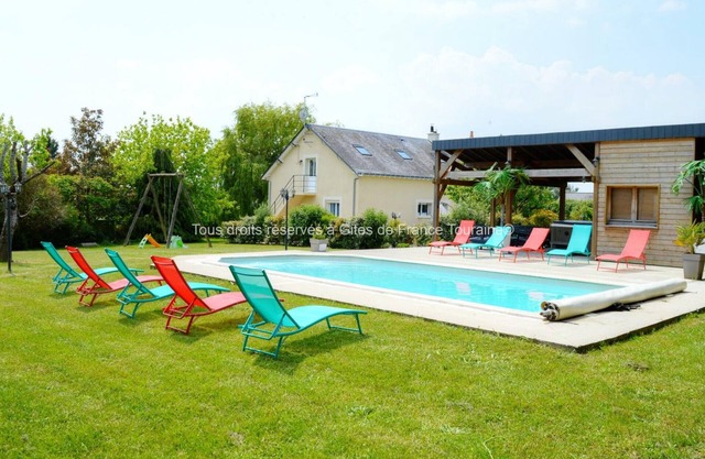 Maison de vacances avec piscine chauffée, spa, aire de jeux et jardin privatif en Touraine