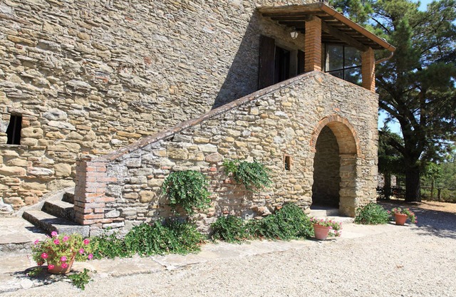 Loggia, charmant appartement rénové 3bd / 2bt en Toscane avec piscine partagée
