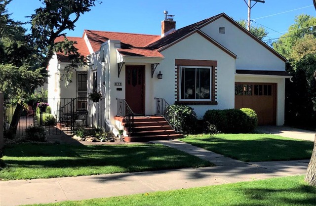 Charming remodeled golf course area home