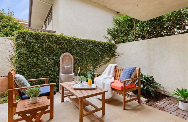Charming Remodeled Uptown Condo with Pool