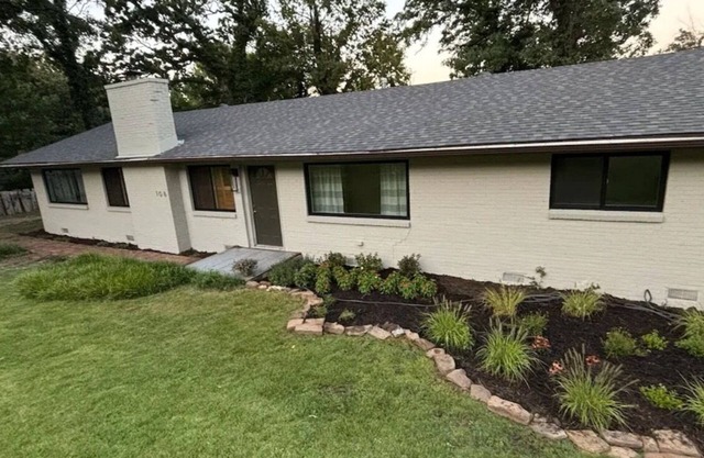 Charming remodeled home built in 1960's 4 blocks from Rzrbk Stad & Bud Walton!