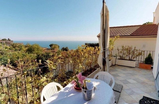 Charmant studio rénové avec terrasse, climatisation et WiFi gratuit