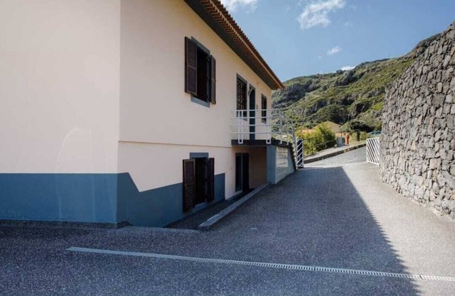 Charming retreat in Machico, pets accepted. By the sandy beach