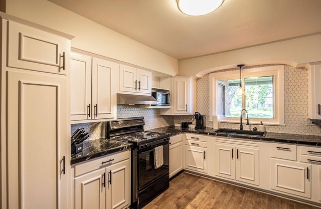 Charming Retreat near the city and beach!