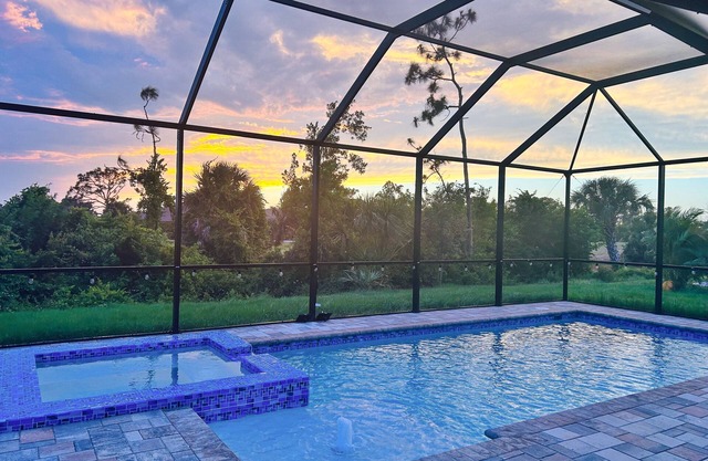 Charming retreat w/ private lanai, heated pool,on the golf course- near beaches
