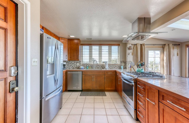 Charmante retraite avec une vue imprenable sur la baie et l'océan! Barbecue / terrasse privé!