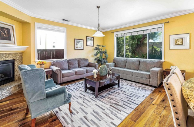 Charming River Oaks Retreat: Victoria Garden for Relaxing Getaways #140