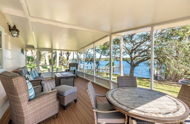 Charming Riverfront 2/2 Cottage with Private Docks, Wifi, Cable, and A/C
