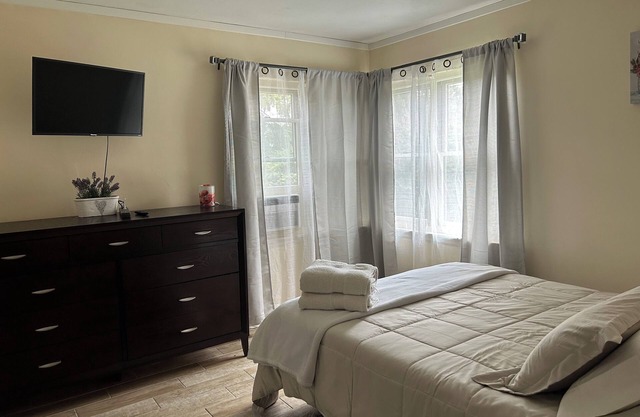 Charming room with WiFi and AC in Norton Shores