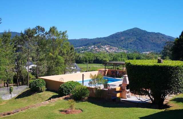 Charmant Lodge rustique avec piscine et de belles vues. Marchez jusqu'au bar à tapas et à la plage.