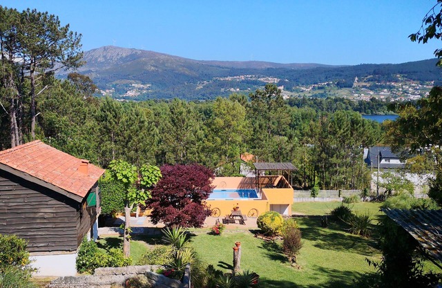 Charmant Lodge rustique avec piscine et de belles vues. Marchez jusqu'au bar à tapas et à la plage.