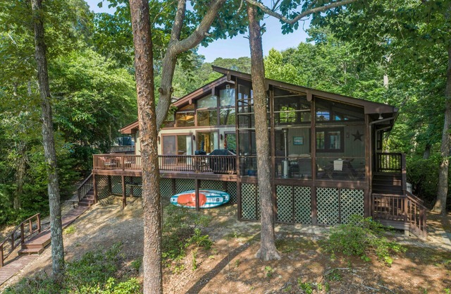 Charming Rustic Waterfront Cottage Hideaway. Ask for discount for long bookings.