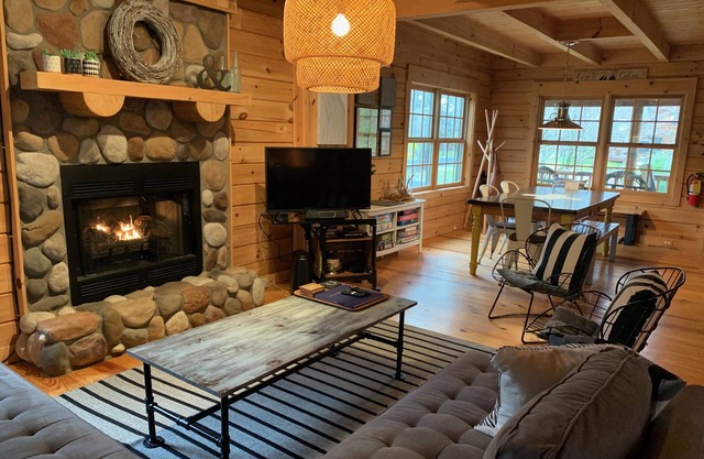 Charming Saugatuck Log Cabin - minutes away from everything - with NEW hot tub!