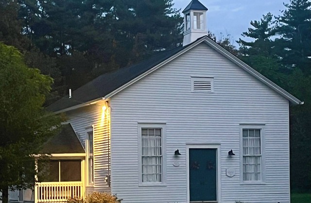 Charming Schoolhouse with AC/Heat, WiFi, Smart TV, W/D, Full Kitchen - Sleeps 4