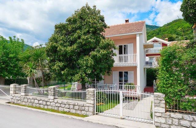 Charmante villa en bord de mer Magnolia, 4 * à Bijela, baie de Kotor / 6 personnes